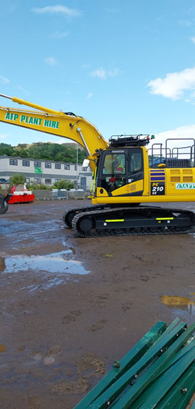 Komatsu PC210LC image 7