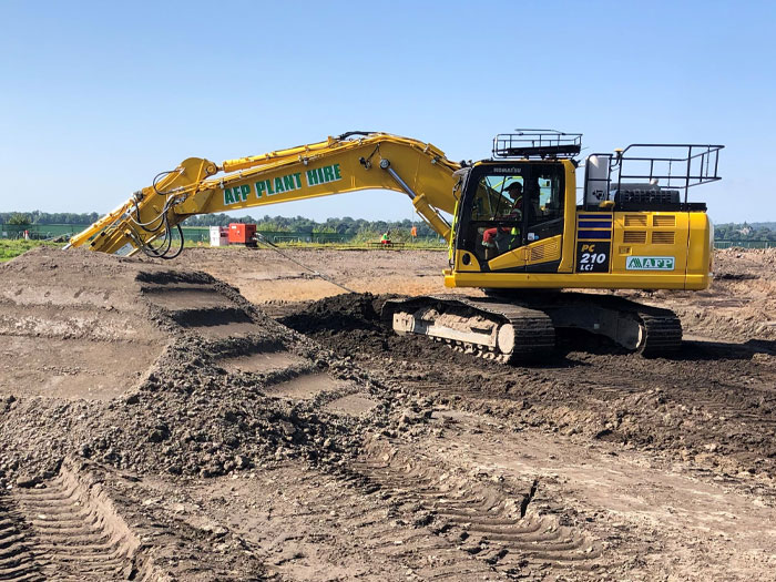 Komatsu PC210LCI image 3