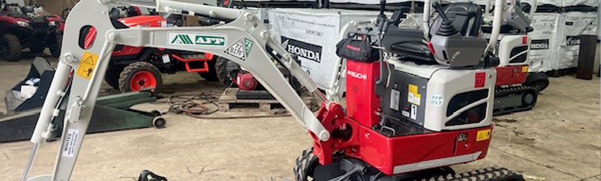 TAKEUCHI TB210R image 2